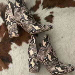 Steve Madden size 9 snake skin booties